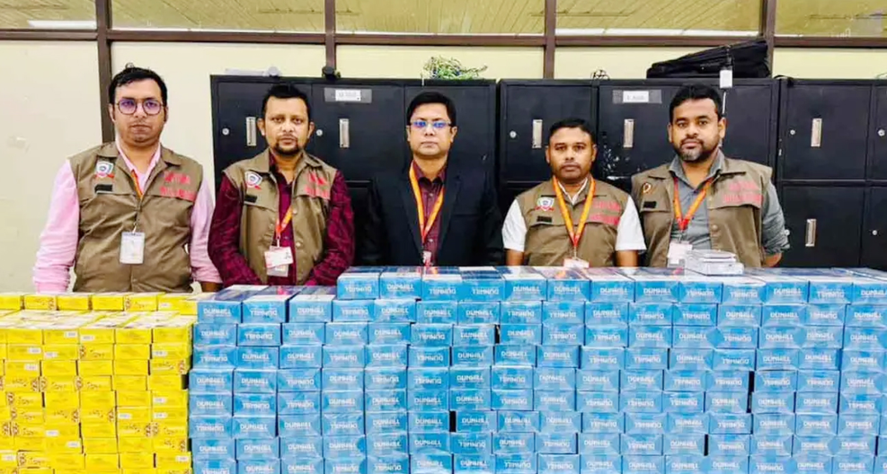 ৬৩১ কার্টন বিদেশি সিগারেটসহ ৩২ লাখ টাকার পণ্য আটক বিমানবন্দরে