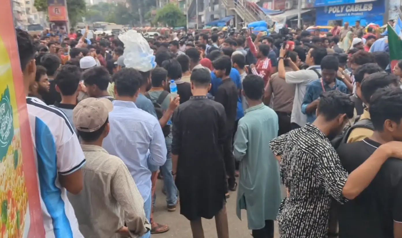 শিক্ষামন্ত্রীর পদত্যাগের দাবিতে রাজধানীর বিভিন্ন স্থানে শিক্...