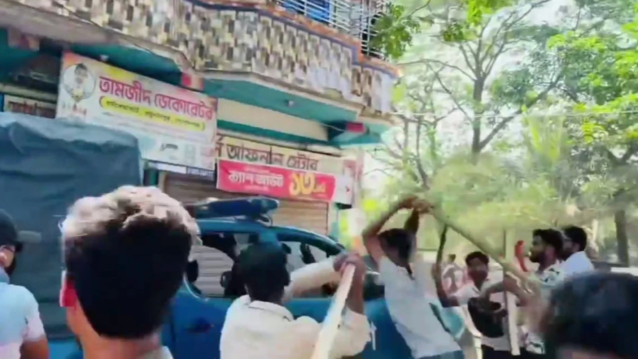 গোপালগঞ্জে যুবলীগ-ছাত্রলীগের মিছিল থেকে পুলিশের ওপর হামলা, আহত ২