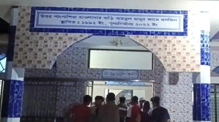দুমকির মসজিদের কক্ষে মুয়াজ্জিনের মরদেহ, গলায় ফাঁসের দাগ