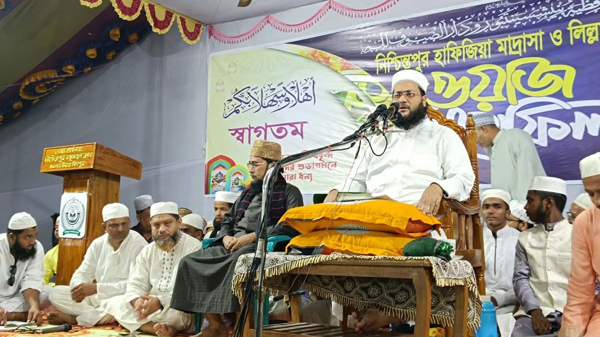 “সাংবাদিকদের একাংশকে কুত্তার মতো পিটানো দরকার”: এনায়েতুল্লাহ আব্বাসী