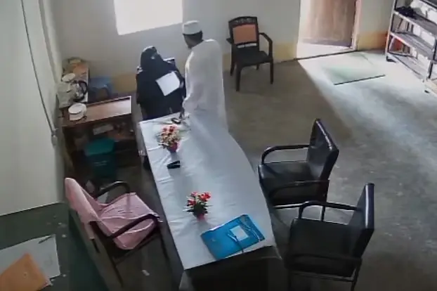 নেত্রকোণার মাদ্রাসায় নারীসহ প্রভাষকের সিসিটিভি ফুটেজ ফাঁস, বিষয়টি ধামাচাপার অভিযোগ অধ্যক্ষের বিরুদ্ধে