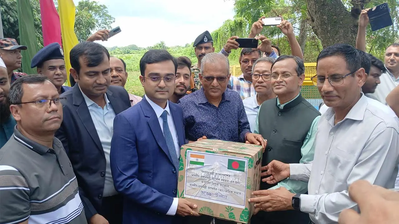 তারেক রহমানকে ৭৮০ কেজি আনারস উপহার ত্রিপুরার মুখ্যমন্ত্রীর