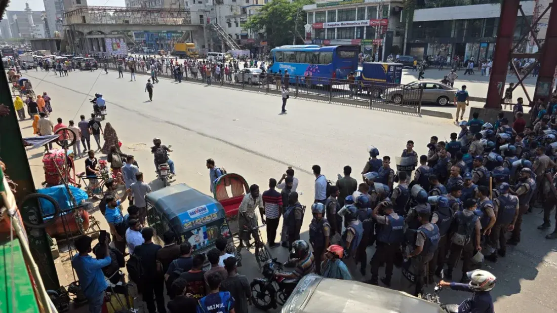 উত্তরায় পোশাকশ্রমিকদের বিক্ষোভ, ঢাকা-ময়মনসিংহ মহাসড়কের এক পাশে যান চলাচল বন্ধ